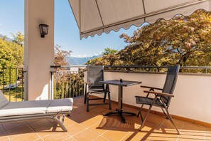 Suite, balkon | Een kluis op de kamer, een bureau, een laptopwerkplek