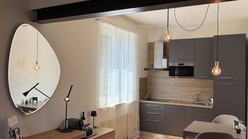 Standard-huoneisto | Tallelokero huoneessa, työpöytä