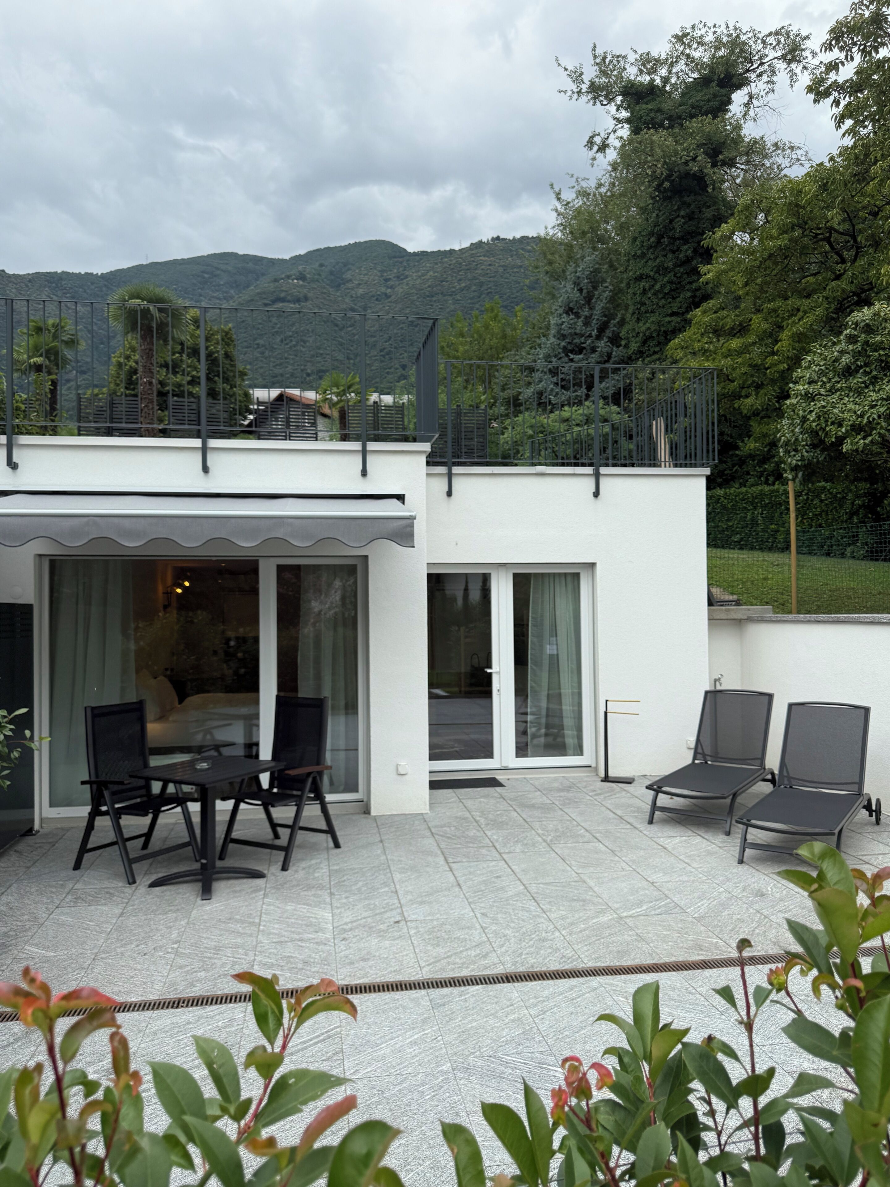 Una cassaforte in camera, una scrivania, postazione laptop