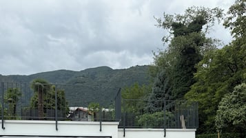 Una cassaforte in camera, una scrivania, postazione laptop