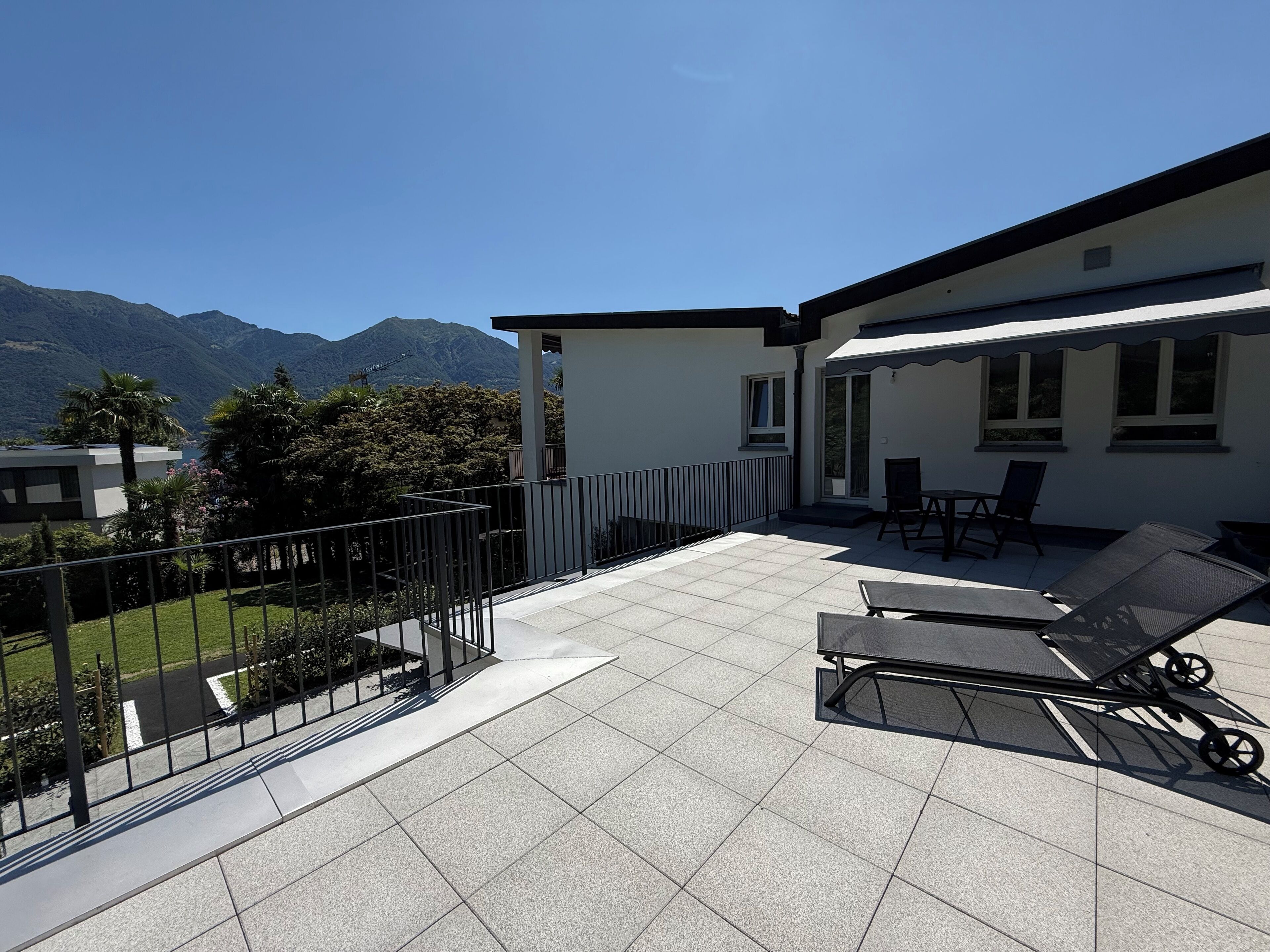 Studio Klasik, balkon | Brankas, meja kerja, ruang kerja ramah laptop, dan tirai kedap cahaya