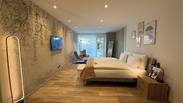 Classic-Doppelzimmer, Balkon | Zimmersafe, Schreibtisch, laptopgeeigneter Arbeitsplatz