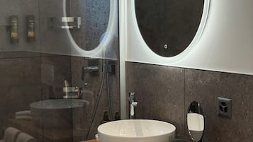 Een douche, gratis toiletartikelen, een haardroger, badjassen