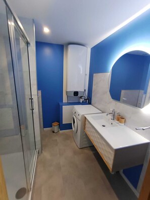 Douche, sèche-cheveux, serviettes fournies, savon