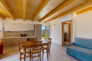 TV - Apartment 'Giobatta' with Pool, Private Garden, Wi-Fi and Air Conditioning (Sestri Levante)