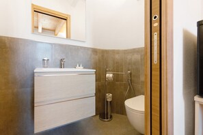 Shower, hair dryer, towels - Apartment 'Giobatta' with Pool, Private Garden, Wi-Fi and Air Conditioning (Sestri Levante)