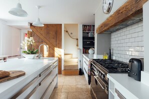 Microwave, oven, stovetop, dishwasher - Historic spacious village cottage - perfect getaway for friends and families! (Malmesbury)