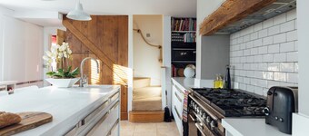 Historic spacious village cottage - perfect getaway for friends and families!