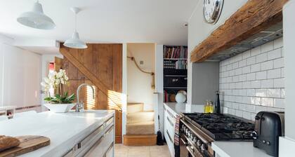 Historic spacious village cottage - perfect getaway for friends and families!