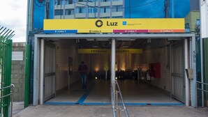 Entrada de un edificio con varios puntos de acceso identificados como "Linha 1", "Linha 4", "Linha 7" y "Linha 11".