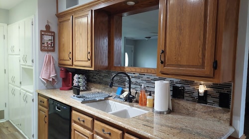 Rent the WHOLE house - 3 Bd, 2 Ba comfortable home central to everything Canyon