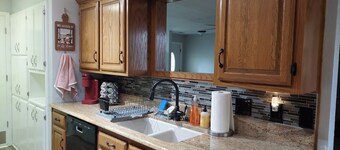 Rent the WHOLE house - 3 Bd, 2 Ba comfortable home central to everything Canyon