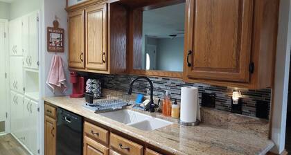 Rent the WHOLE house - 3 Bd, 2 Ba comfortable home central to everything Canyon
