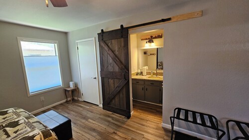 Rent the WHOLE house - 3 Bd, 2 Ba comfortable home central to everything Canyon