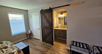 Rent the WHOLE house - 3 Bd, 2 Ba comfortable home central to everything Canyon