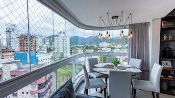Apartamento conforto | Banheiro | Chuveiro, toalhas de banho, sabonete, shampoo