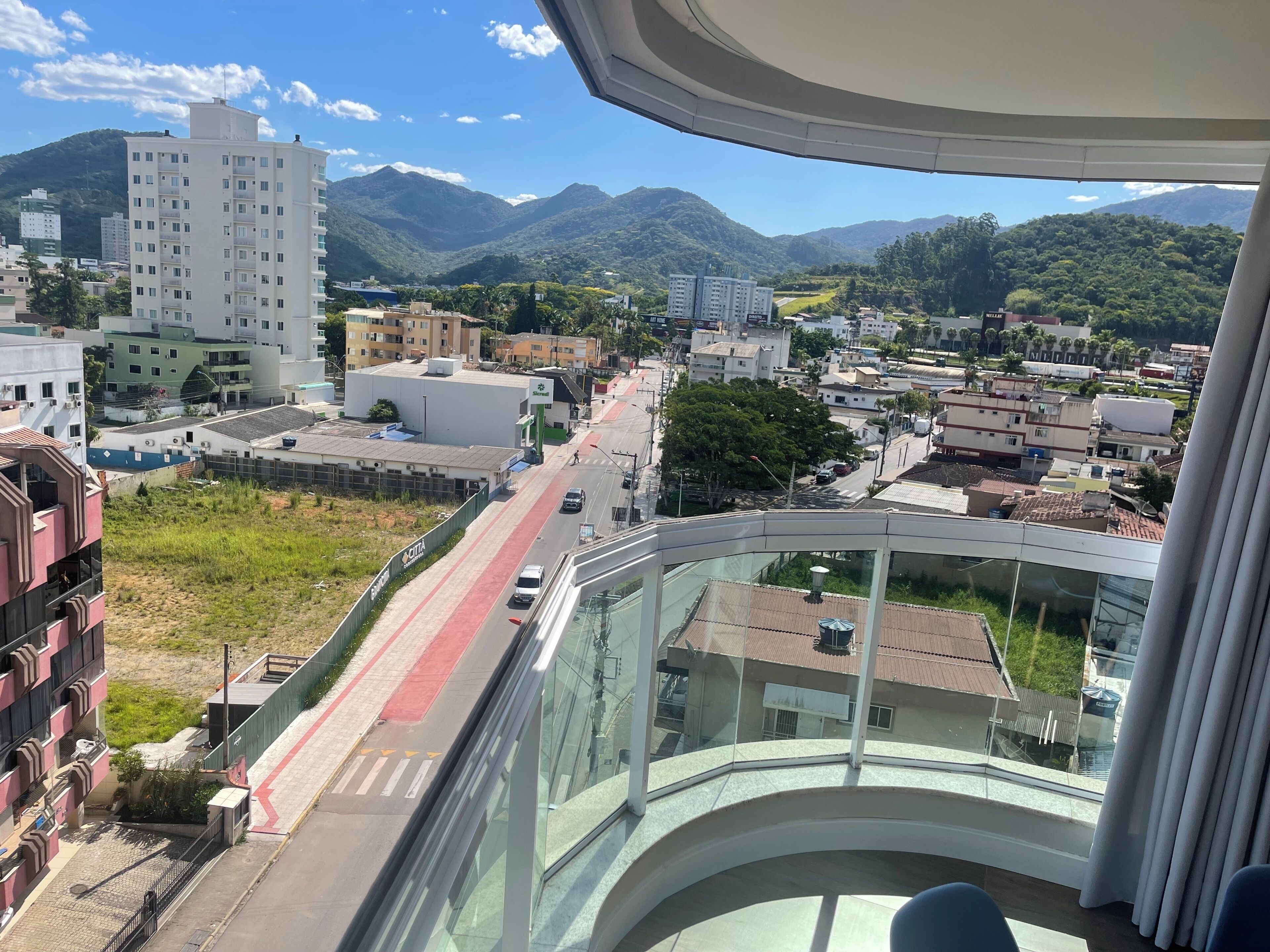 Apartamento família | Área de estar | TV