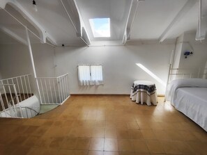 9 bedrooms, iron/ironing board, WiFi, bed sheets - Holiday Home 'El Rozado' with Mountain Views, Private Terrace and Wi-Fi (Piedralaves)