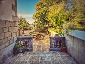 Outdoor dining - Holiday Home 'El Rozado' with Mountain Views, Private Terrace and Wi-Fi (Piedralaves)