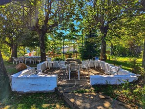 Outdoor dining - Holiday Home 'El Rozado' with Mountain Views, Private Terrace and Wi-Fi (Piedralaves)