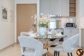 Departamento de lujo, balcón, vista a la ciudad | Servicio a la habitación