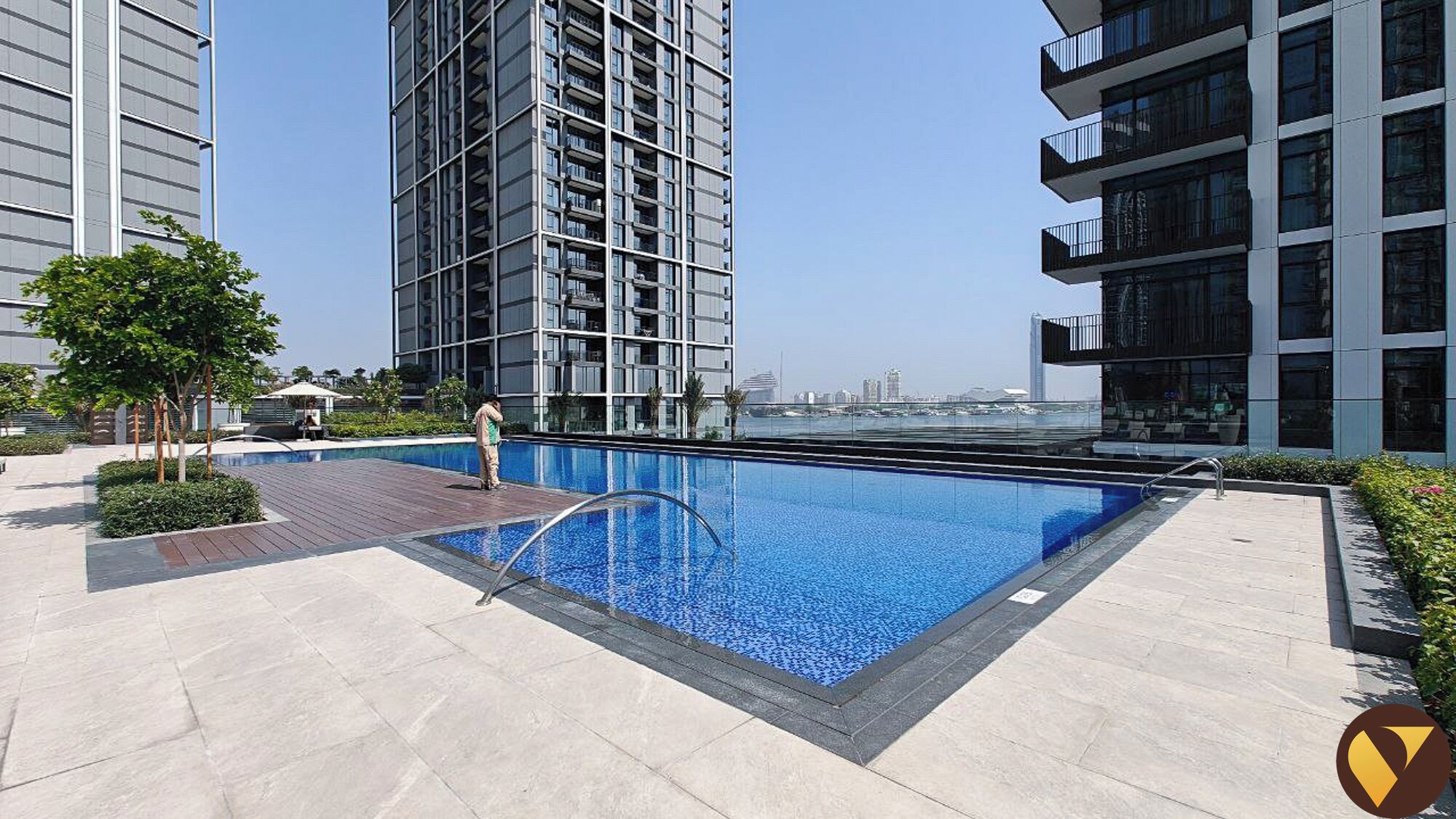 Una piscina al aire libre