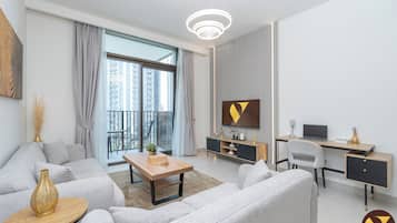Departamento de lujo, balcón, vista a la ciudad | Área de sala de estar | Smart TV de 55 pulgadas con canales por cable