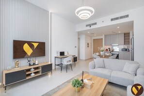 Appartement Luxe, balcon, vue ville | Coin séjour | TV connectée de 55 pouces avec chaînes par câble