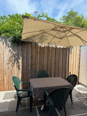 Outdoor dining - House T3 in Biscarrosse Bourg near shops (Biscarrosse)