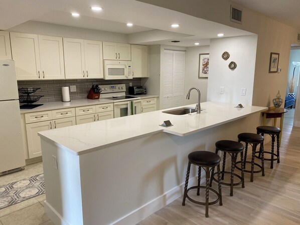 Fridge, microwave, oven, stovetop - Charming, lake view condo, resort amenities @Delray Racquet Club two bed & bath (Delray Beach)