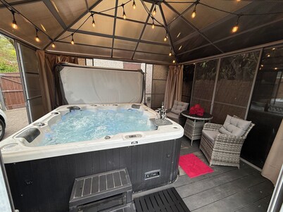 3 Bed-sleeps 6-hot Tub-pet Friendly-parking