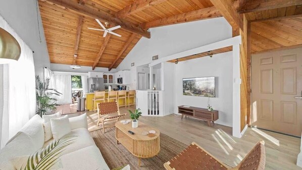 Smart TV - Crystal Beach Hideaway - Private Yard - Close to Beaches & Parks (Palm Harbor)