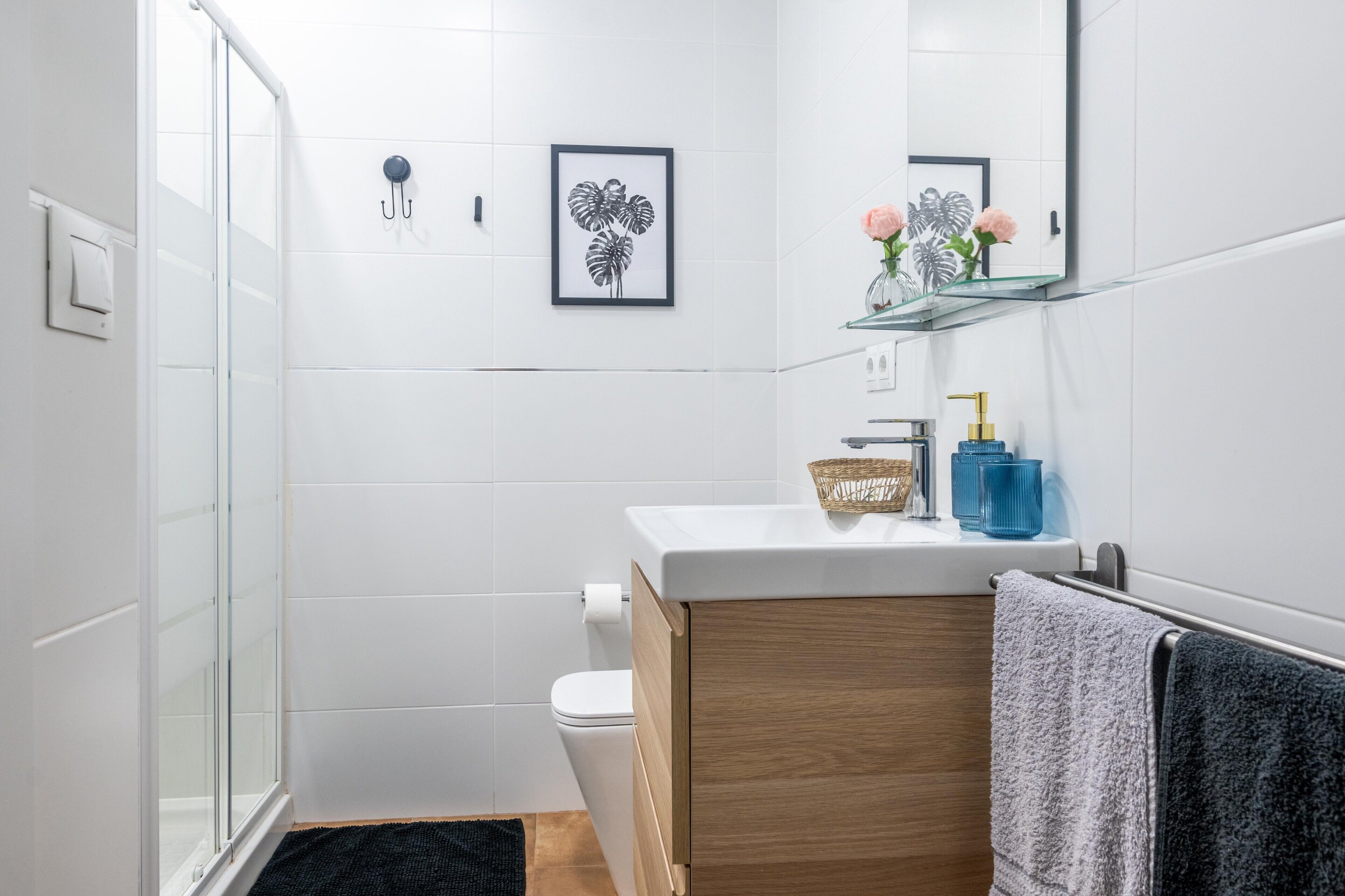 Een douche, een haardroger, handdoeken