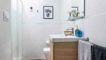 Een douche, een haardroger, handdoeken