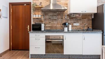 Een koelkast, een microgolfoven, een oven, een kookplaat