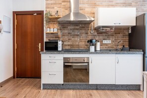 Een koelkast, een magnetron, een oven, een kookplaat
