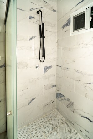 Toallas, jabón, papel de baño 