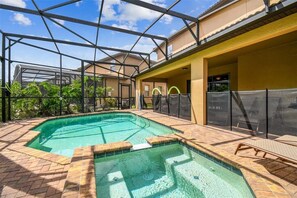 Una piscina al aire libre, una piscina climatizada
