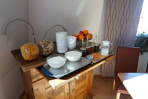 Free daily buffet breakfast  - Hotel Ambert (Berlin)