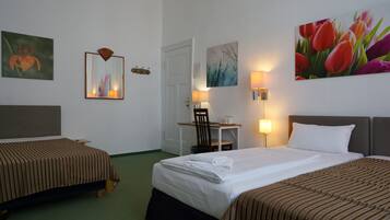 Triple Room | Iron/ironing board, free WiFi, bed sheets