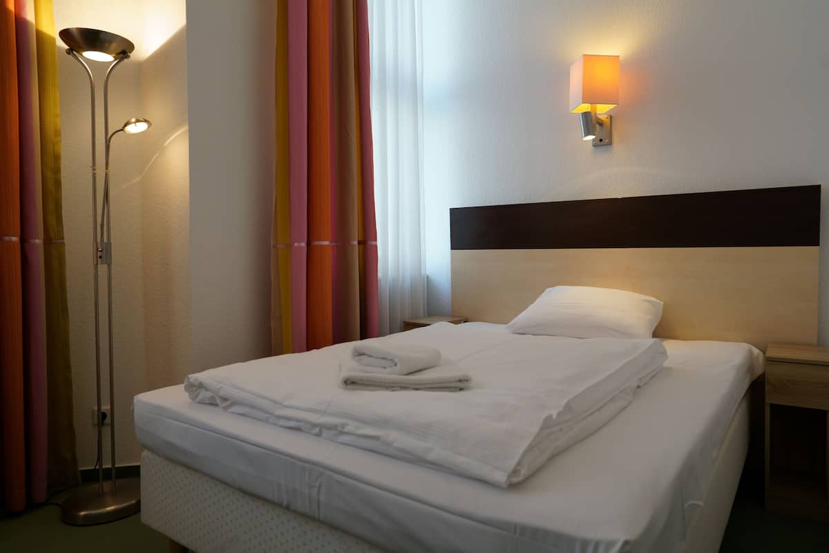 Single Room | Meja, seterika/papan seterika, Wi-fi percuma, cadar katil