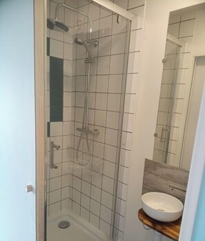 Douche, sèche-cheveux, serviettes fournies, papier toilette