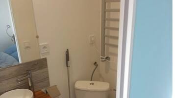 Een douche, een haardroger, handdoeken, toiletpapier