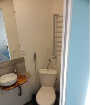 Shower, hair dryer, towels, toilet paper