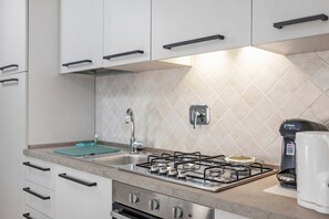 Fridge, oven, stovetop, coffee/tea maker