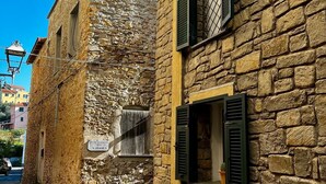 A narrow street with stone buildings, one with a visible sign reading 'COSTA DI CESSOJA A JRORA'. - Apartment 'Sole' with Wi-Fi (Cipressa)