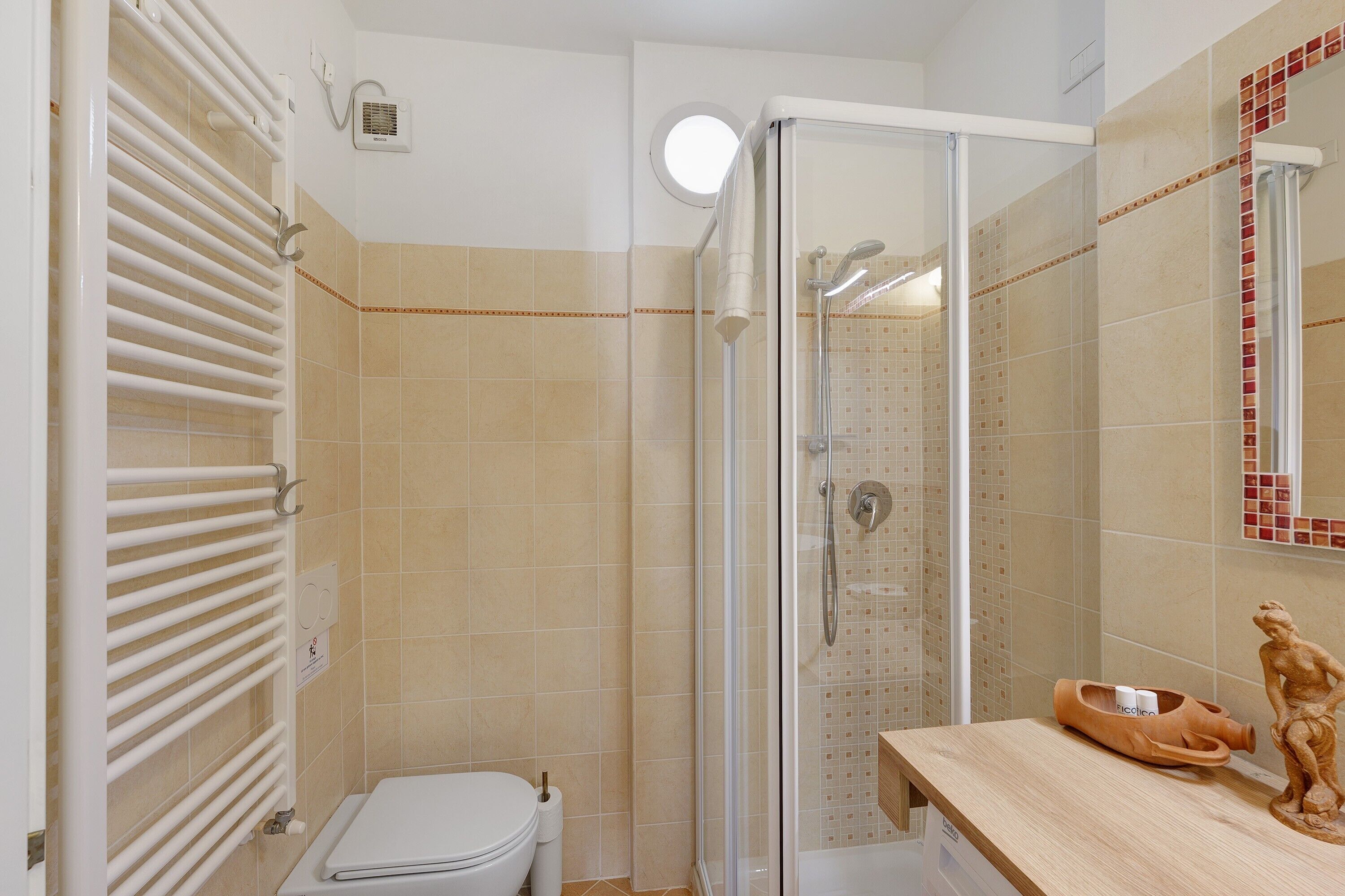 Dusche, Haartrockner, Handtücher