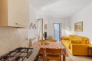 A compact living space with a kitchen, dining area, and a sofa. - Apartment 'Sole' with Wi-Fi (Cipressa)