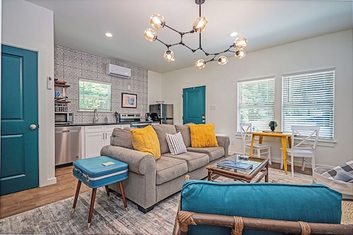 Peacock Cottage/3 blks to downtown Nac/King Bed/WiFi/Covered Parking