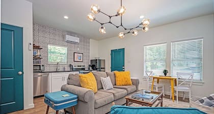 Peacock Cottage/3 blks to downtown Nac/King Bed/WiFi/Covered Parking